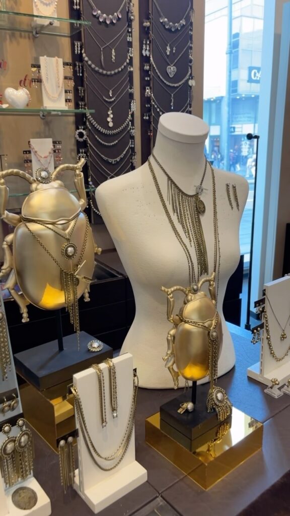 KONPLOTT Schmuck – Streu Glitzer Drauf, Constanze Becker-Linz